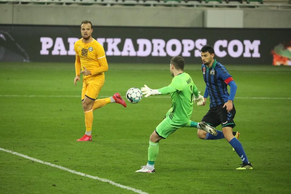 A 11 gólos csákvári Daru Bencének (sárga mezben) ezúttal nem sikerült betalálnia (Fotó:  Frank Ivette/Délmagyarország)