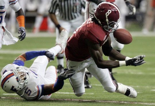 Az Alabama Crimson Tide játékosa, Julio Jones (jobbra) a labdát bűvöli, míg Florida Gators védője, Joe Haden (balra) rá pályázik (Fotó: Reuters)