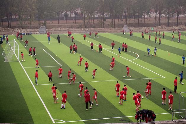 A harcművészek közül többen elvégezték a kínai labdarúgóedző-tanfolyamot. „Kombinálni akarjuk a saolin harcművészetet a futballal, ez az eredeti koncepció” – mondja az egyik tréner, Szun Ta-vaj (Fotó: AFP/Nicolas Asfouri)