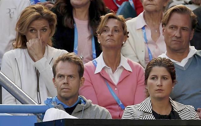 Stefan Edberg és Mirka Vavrinec vigyázó szemeit Federerre veti