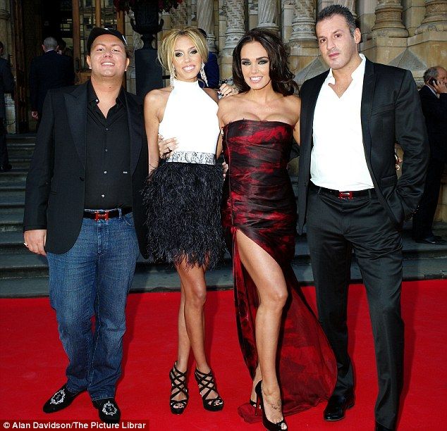 Az Ecclestone-lányok partnereikkel. James Stunt, Petra, Tamara, Omar Khajami (forrás: dailymail.co.uk)