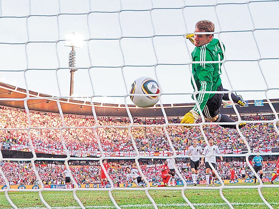 Manuel Neuer is látta 2010-ben, hogy Frank Lampard lövése gól – csak az uruguayi partjelző nem… (Fotó: AFP)