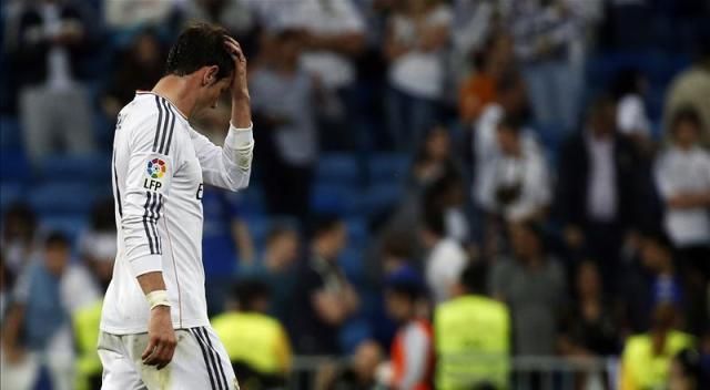 Bale ballag le a pályáról (Fotó: Reuters)