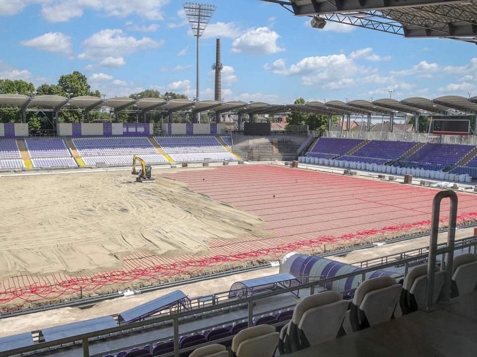 A Szusza Ferenc Stadionban már folyamatban van a pályafűtés telepítése, a tervek szerint a februári, Fehérvár elleni tavaszi szezonnyitót már a Megyeri úton rendezhetik (Fotó: Török Attila)