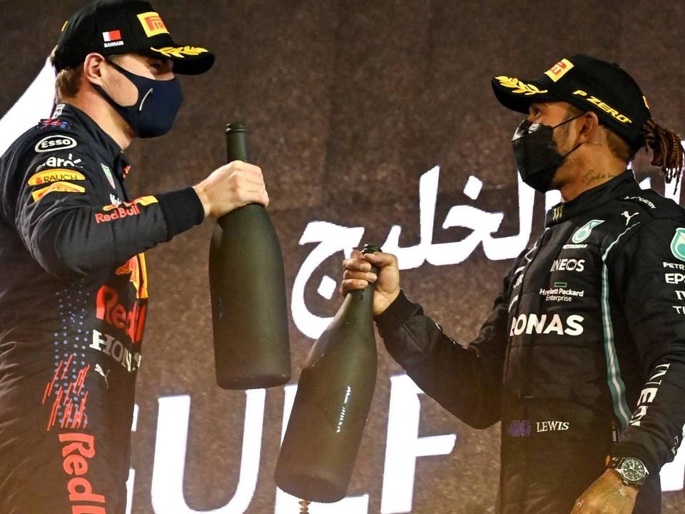 Verstappen (balra) és Hamilton (jobbra) már az idénynyitó Bahreini Nagydíjon is összecsapott egymással – akkor ki gondolta volna, hogy pontazonossággal érkeznek a fináléra? (Fotó: AFP)