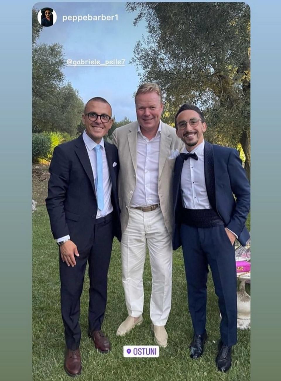 Ronald Koeman (középen) is eljött volt játékosa esküvőjére (Fotó: instagram.com/peppebarber1)