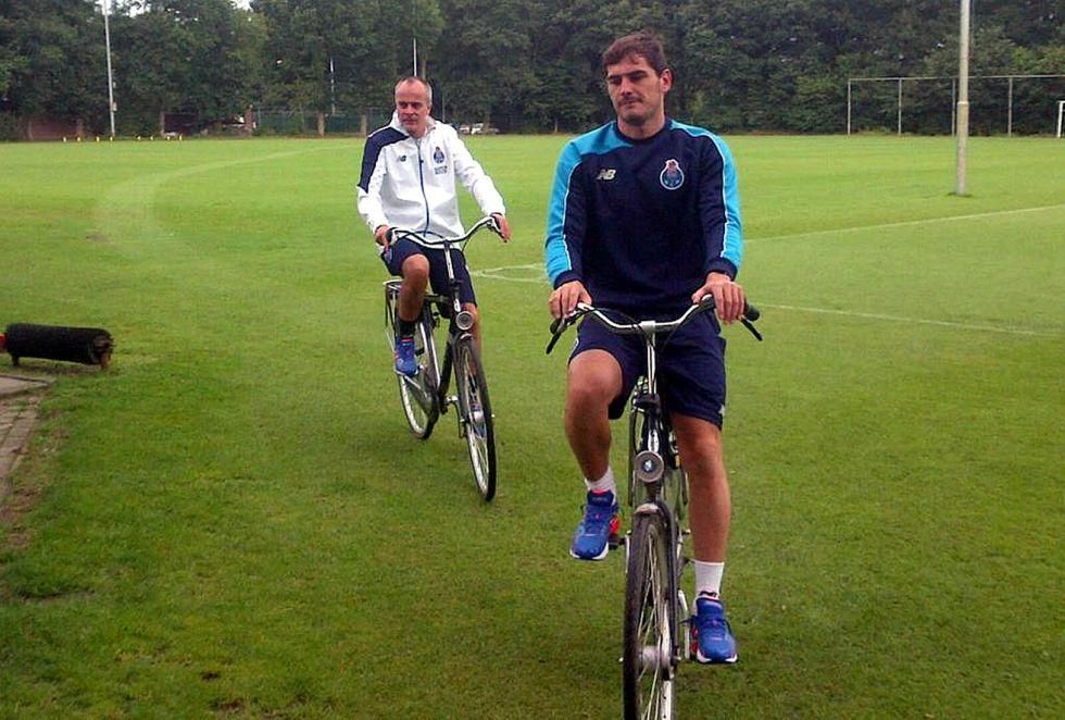 Casillas biciklivel érkezett az edzésre (Fotó: marca.com)