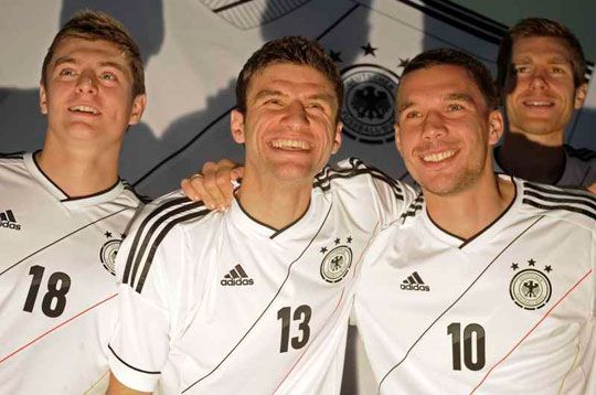 Thomas Müller (balról a 2.) és Lukas Podolski már azt mutatja, milyen lesz a német gólöröm