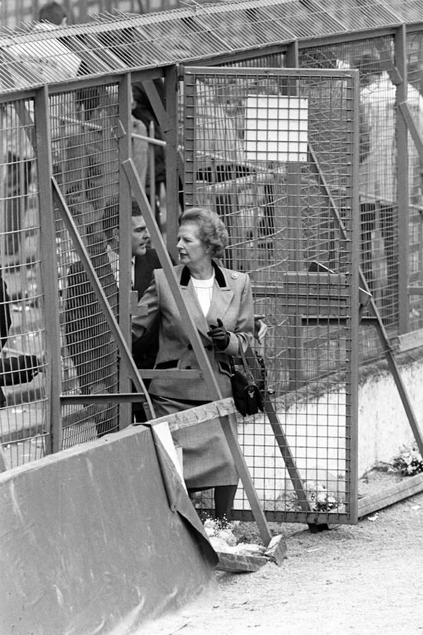 Margaret Thatcher belép egy ketrecbe... mármint egy stadionba (Forrás: anorak.co.uk)