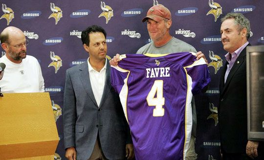 Brett Favre (jobbról a második)két évre írt alá a Minnesotához. (Fotó: Action Images – archív)