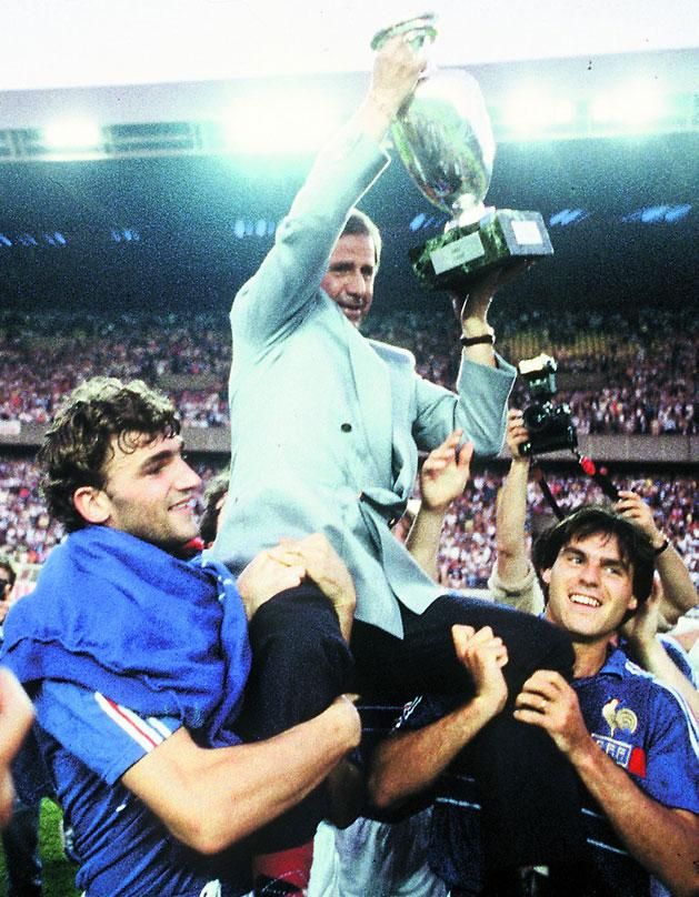 Az 1984-es Eb-döntő megnyerése után Le Roux és Amoros vállán a kapitány, Hidalgo (Fotó: AFP)