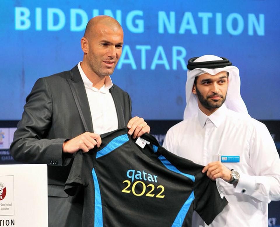 Zidane támogatta a 2022-es katari futball-vb pályázatát. A francia és európai közvélemény egy része elítélte tettét, viszont hangsúlyozta, hogy az ezért kapott összeget jótékony célja ajánlotta fel