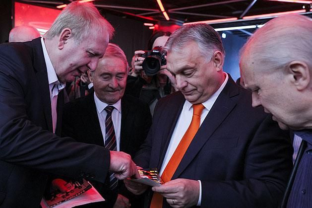 Régi fotók is előkerültek Orbán Viktor és Nyilasi Tibor beszélgetésén