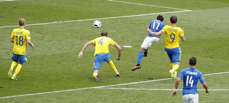 Éder már ellőtte a labdát, ezzel a góllal győztek az olaszok (Fotó: Reuters)