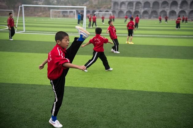 „A harcművészeti képzéstől kapott lazaságuk, hajlékonyságuk és erejük nagy segítségükre lesz a futballpályán” – állítja Szun edző (Fotó: AFP/Nicolas Asfouri)