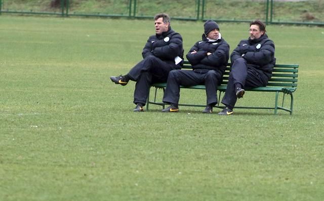 Thomas Doll (középen) és stábja eddig csak edzőmeccseken figyelhette a Ferencvárost, hamarosan jön az éles bevetés (Fotó: Korponai Tamás)