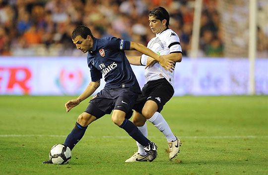 Olasz sajtóhírek szerint Fabregas (balra) már nem sokáig játszik az Arsenal mezében (Fotó: Action Images, archív)