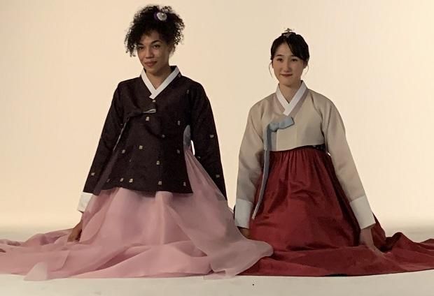 Inneh-Varga Elizabet Korea kultúrájával is ismerkedik: a képen hagyományos hanbokot visel