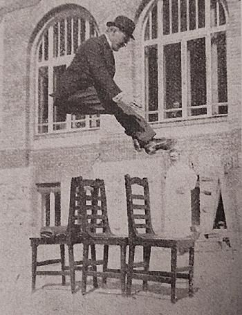 Egy kis szórakozás 1909-ben a klinika udvarán: 
elegánsan repked a székek felett