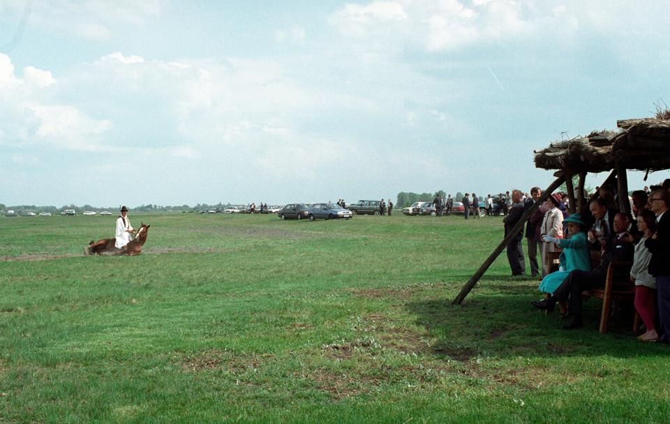 „A fűszálakat kiegyenesítették, a faleveleket fényesre suvickolták” – írta a Nemzeti Sport II. Erzsébet 1993-as bugaci látogatása és a pusztai lovasbemutató előkészületeiről (FOTÓ: MTI)