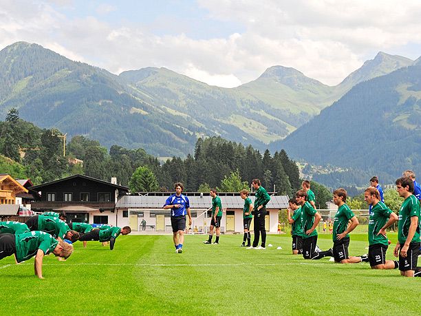 A leginkább alpesisí-versenyeiről (és teniszversenyeiről) ismert Kitzbühel futballpályája (Fotó: sportnet.at)