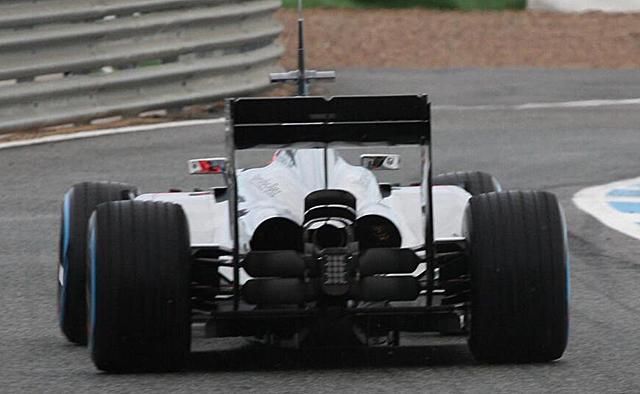 A McLaren-Mercedes pillangószerű hátsó felfüggesztése sok kérdést felvet (Fotó: Twitter/f1fanatic_co_uk)
