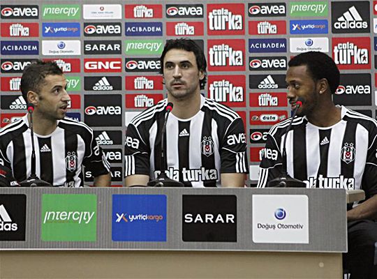 Hugo Almeida (középen) itt már a Besiktas mezében látható
