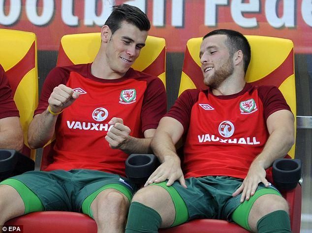 Bale a kispadon is jól érezte magát, noha csapata kikapott (forrás: Daily Mail)