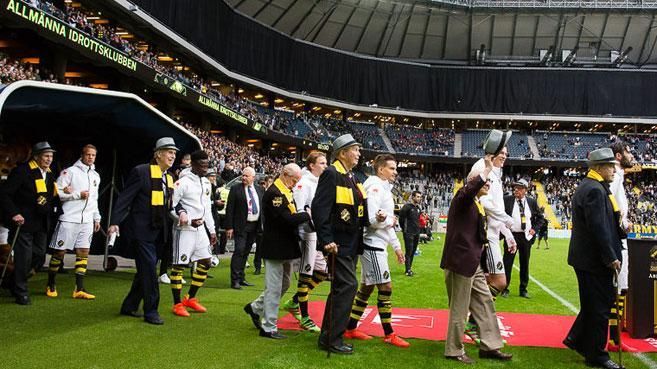 Így vonult be az AIK – gyönyörű tiszteletadás a legidősebb drukkereknek (Fotó: AIK/Magnus Neck)