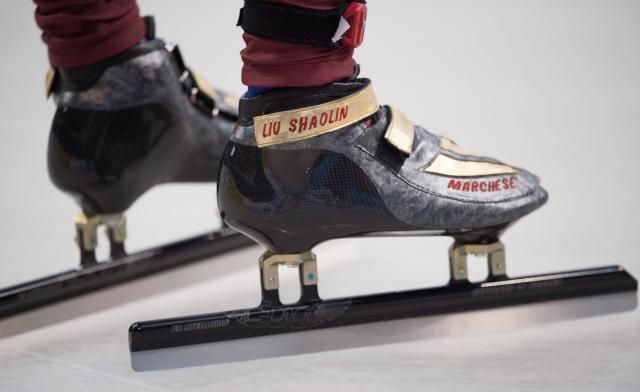 A Liu Shaolin Sándor lábára öntött cipő (Fotó: AFP)