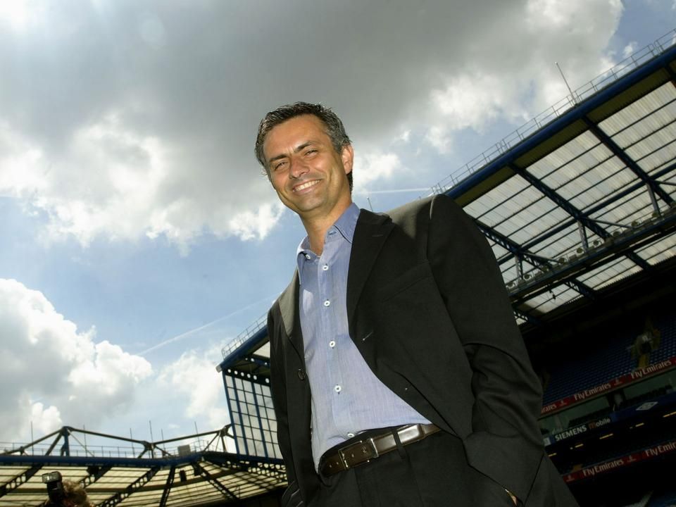 Az önbizalomtól duzzadó Mourinho 2004-ben, miután bemutatták a Chelsea-nél (Fotó: AFP)