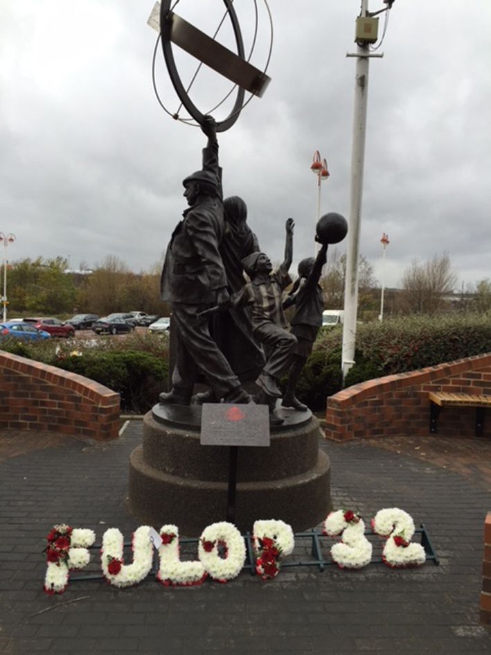 A Sunderland stadionja előtt virágokból írták ki
 a nevét és a mezszámát