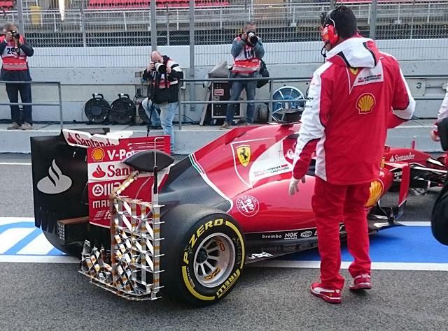 Áramlásmérő műszer a Ferrari hátulján