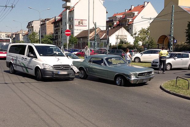 A kéziszövetség autójával ütközött Kiss Gergely Mustangja (Fotó: blikk.hu)