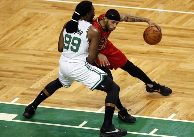 Jae Crowder (Boston Celtics, balra) védekezik Mike Scott (Atlanta Hawks) ellen (Fotó: Reuters)