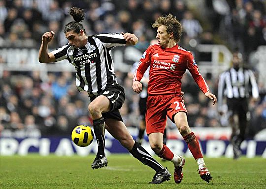 Carrollt (balra) kemény küzdelemben szerezte meg a  Liverpool (Fotó: Action Images)