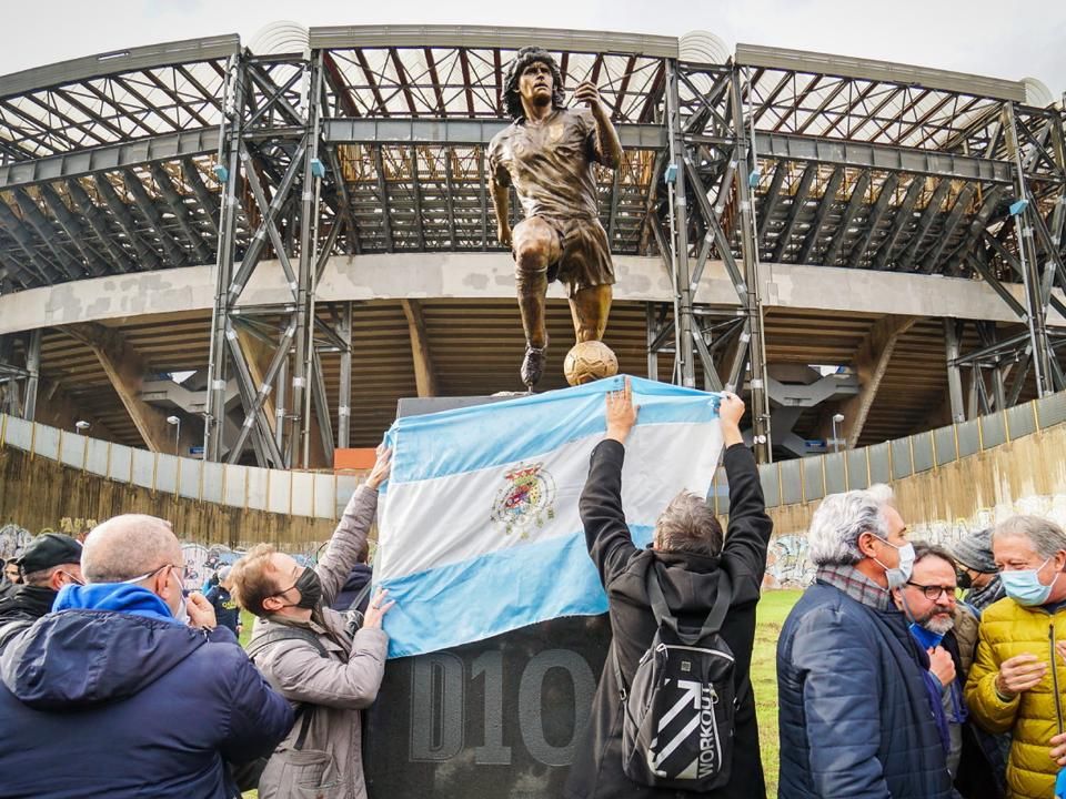 Maradona-szobor a Maradona Stadion előtt (Fotó: AFP)
A FOTÓRA KATTINTVA KÉPGALÉRIA NYÍLIK!