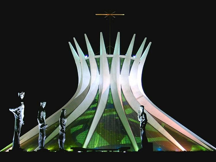 Oscar Niemeyer egyik fő alkotása, a brazíliavárosi katedrális (forrás: wikipedia)