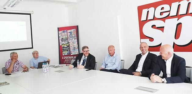 A sportkormányzat vezetője, Schmidt Ádám államtitkár (jobbról a második) és helyettese, a Sportrádió stúdiójában is interjút adó Schmidt Gábor (jobbra) a „lapindítón” a Nemzeti Sport vezetőivel (Fotó: Tumbász Hédi)