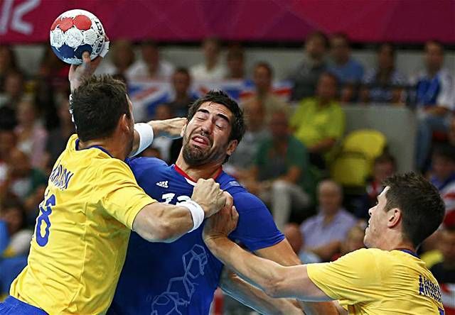 Nikola Karabatic (szemben) arcán látszik, hogy azért meg kellett szenvedniük a győzelemért a svédek ellen (Fotó: Reuters)