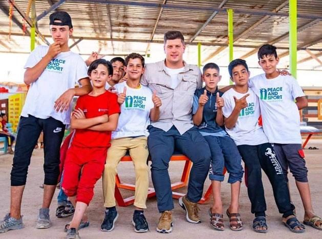 Gyurta Dániel a jordániai Za'tari menekülttáborban: vallja, hogy a sportnak lenyűgöző ereje van és sok mindent összeköt (Fotó: Gyurta Dániel Facebook-oldala)