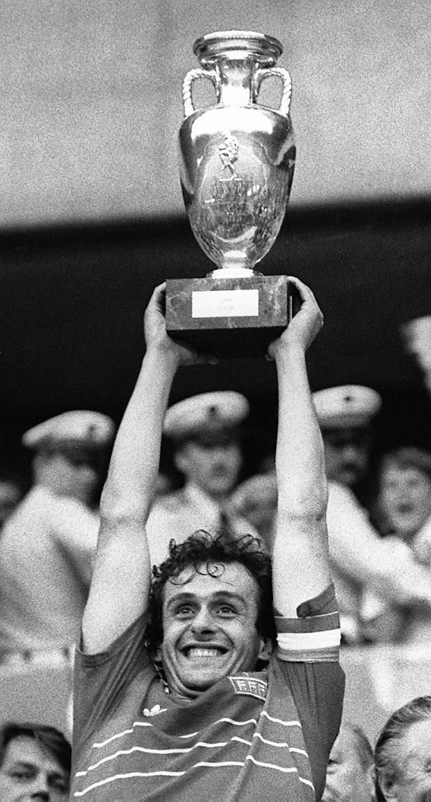 Michel Platini csapatkapitányként, Párizsban, a trófeával (Fotó: AFP)