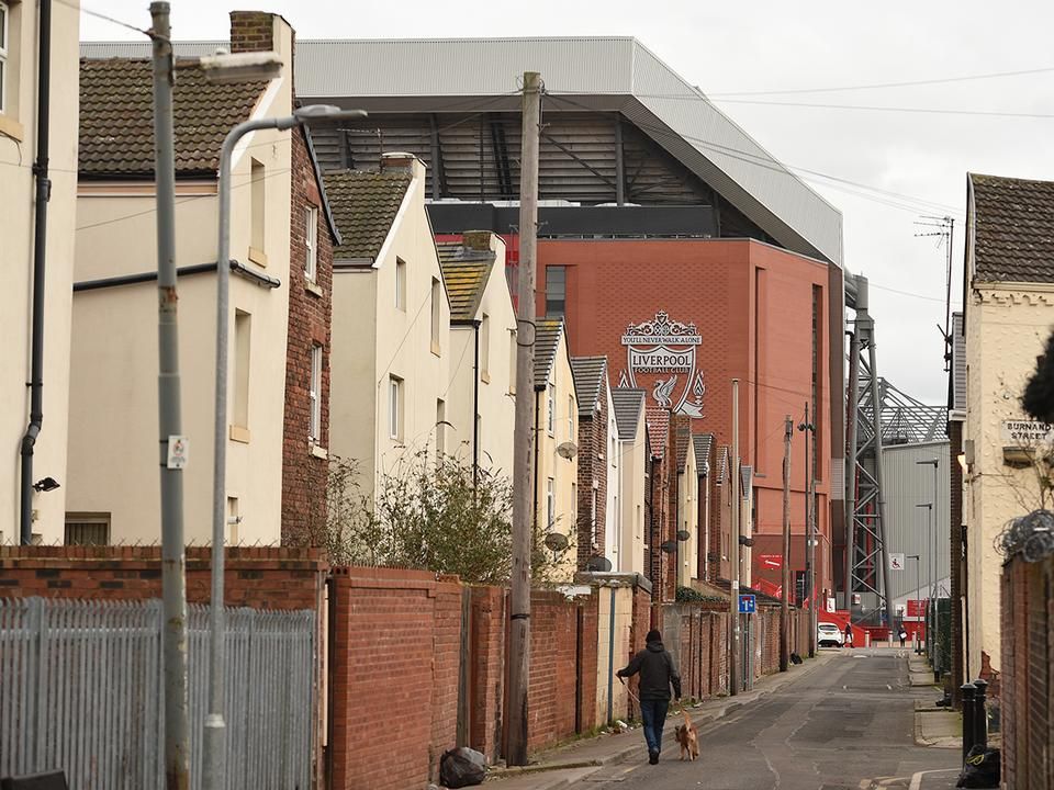 A Liverpoolnál a gigantikus új stadion helyett az Anfield Road felújítása és bővítése mellett döntöttek. A képen az új főlelátó az utca felől (Fotó: AFP)