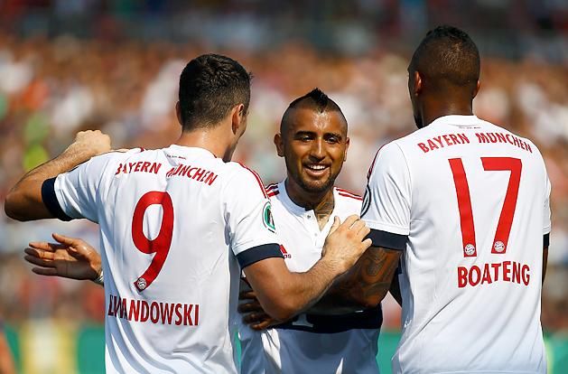 Arturo Vidal (középen) megszerezte első gólját a Bayernben (Fotó: Reuters)