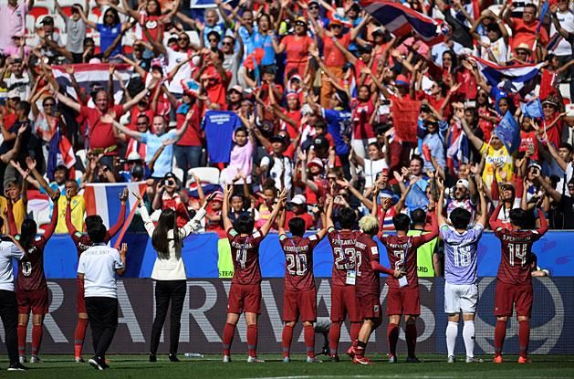 …és mégis: a gólt szerző Thaiföldnek is jutott az ünneplésből a lefújás után (Fotó: AFP)