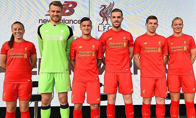 A Liverpool 2016–2017-es hazai meze (Fotó: liverpoolfc.com)