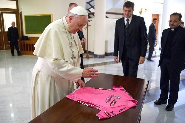 Ferenc pápa megáldja az Olasz körverseny összetett első helyezettjének járó rózsaszín trikót