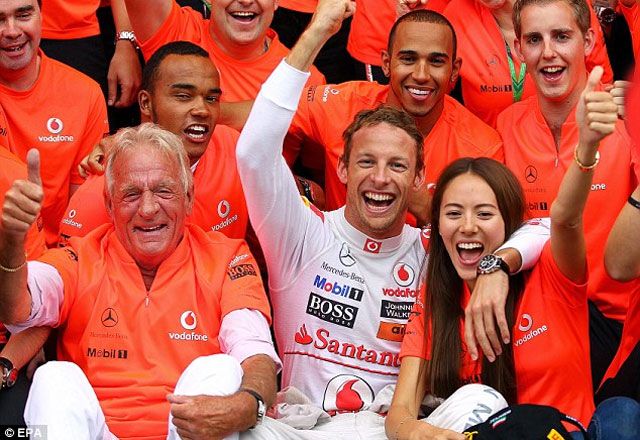 Lewis Hamilton öccsét sikerült a legjobbkor elkapni (Forrás: Daily Mail)