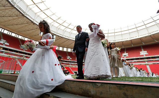 Tömeges esküvő a brazíliavárosi Mané Garrincha Nemzeti Stadionban (Fotó: Folha de Sao Paulo)