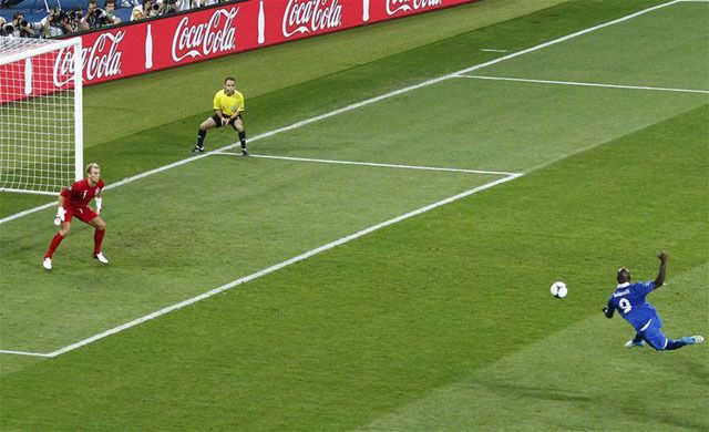 Balotelli kihagyta, de nézzék csak meg, hogyan helyezkedik a gólbíró, a 12. játékos! (Fotó: Action Images)